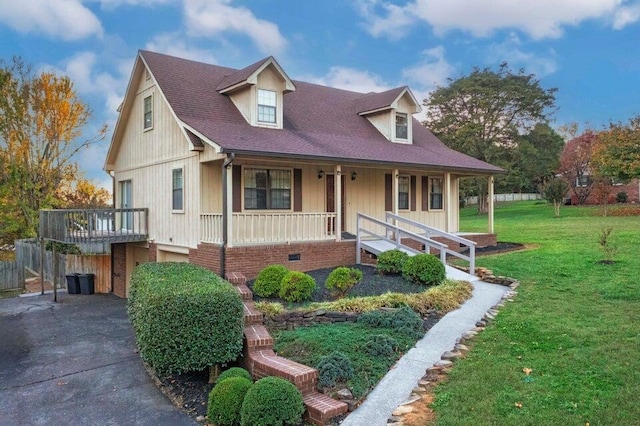 view of front facade with covered porch and a front lawn