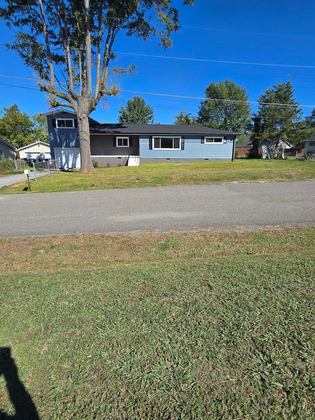 view of front of house featuring a front lawn