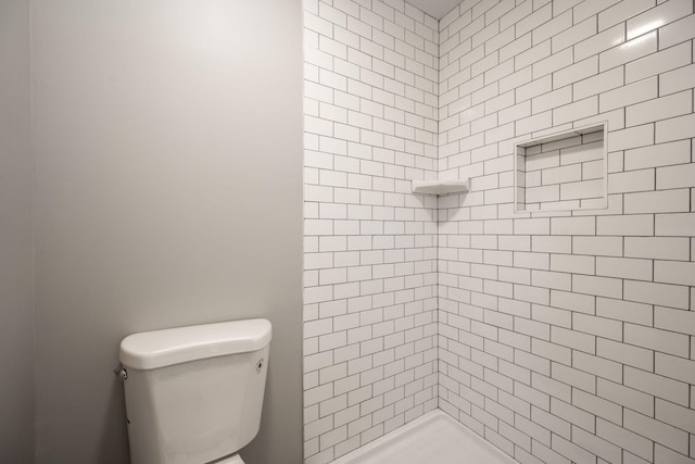 bathroom featuring tiled shower