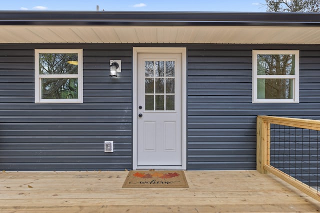 doorway to property with covered porch