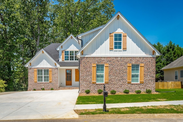 view of front of property featuring a front lawn