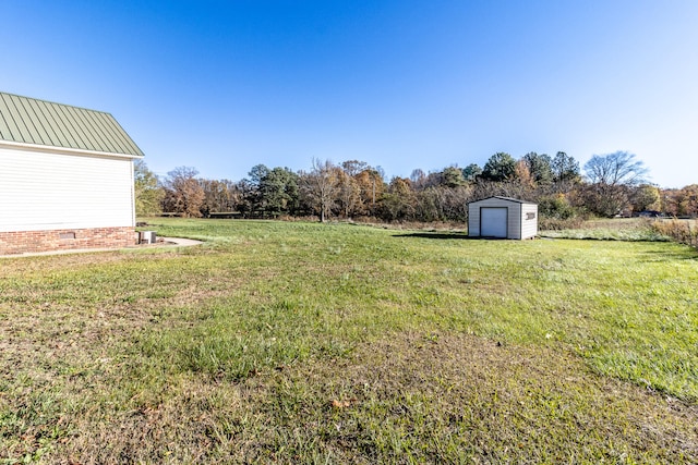 view of yard featuring a storage unit