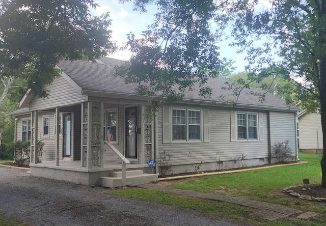 view of front of house with a front lawn