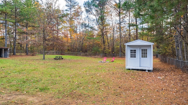 view of yard featuring a storage shed