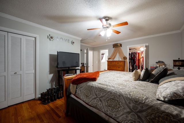 bedroom featuring a textured ceiling, dark hardwood / wood-style floors, ceiling fan, and crown molding