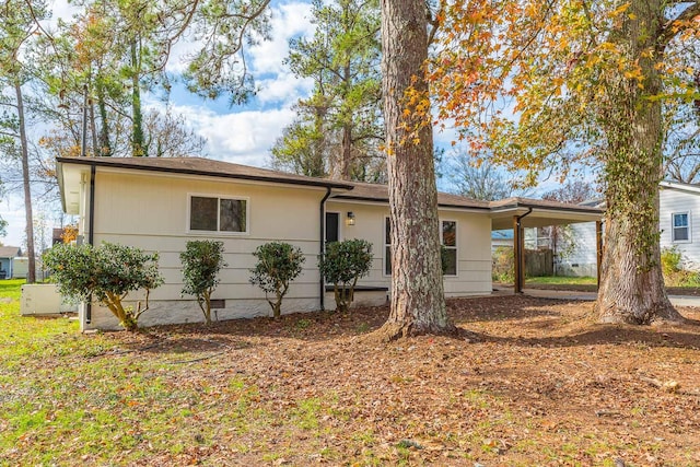 view of front of property featuring a carport