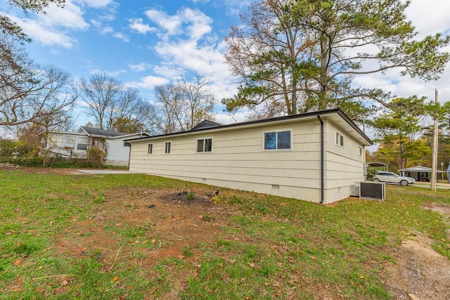 view of side of property featuring a lawn