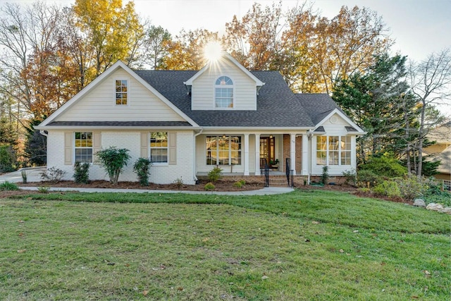 view of front of house featuring a front lawn