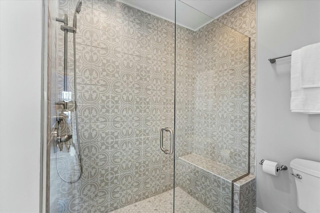 bathroom with toilet and tiled shower