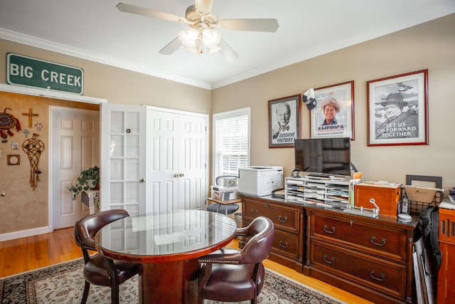 dining room featuring ceiling fan, light hardwood / wood-style floors, and crown molding