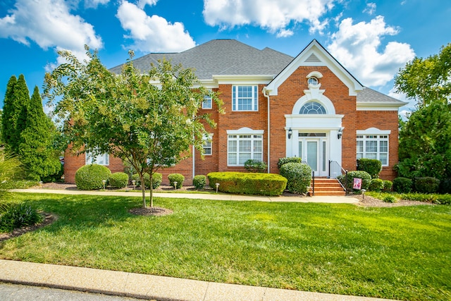 colonial home featuring a front yard