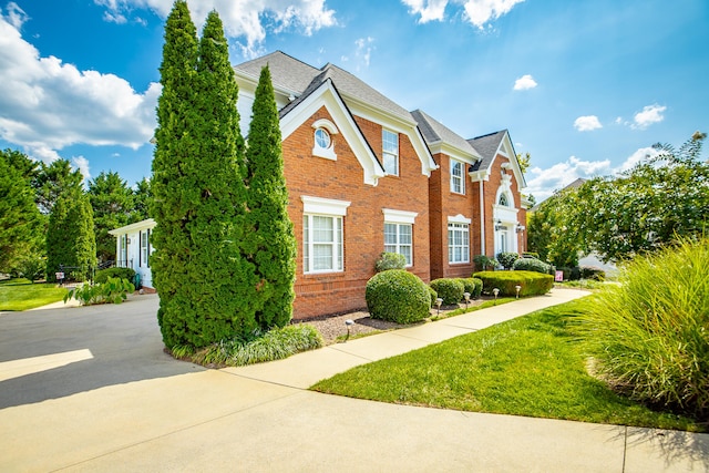 view of front facade with a front yard