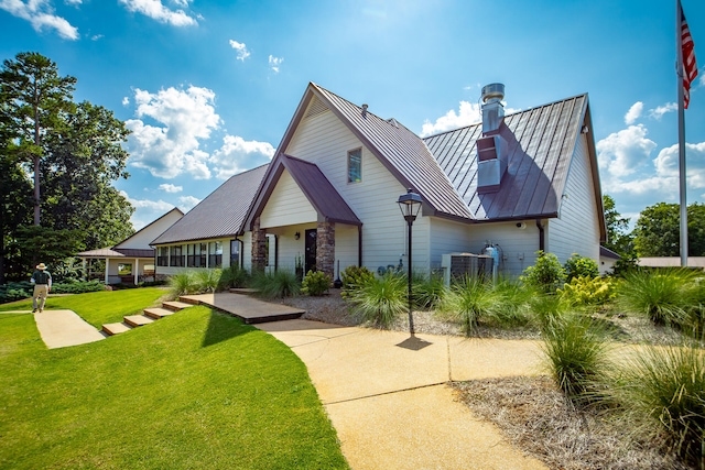 view of front of property featuring a front yard