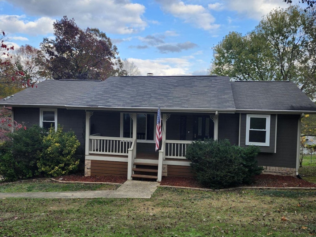 view of front facade featuring a porch and a front yard