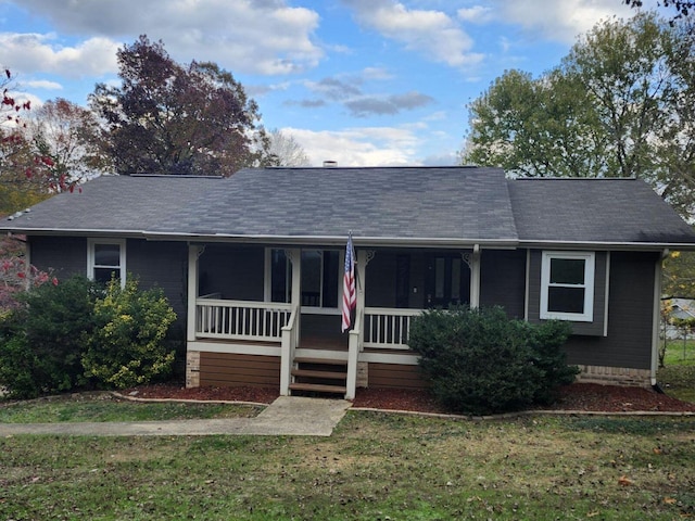 view of front facade featuring a porch and a front yard