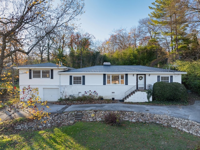 view of front of home featuring a garage and a front yard