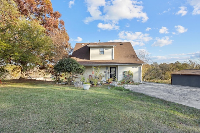 view of front of property featuring a front yard