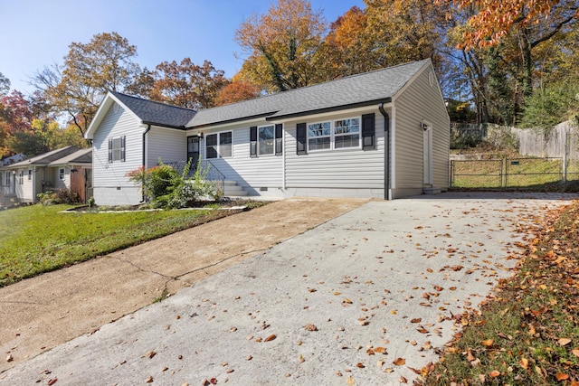 view of front of property featuring a front yard