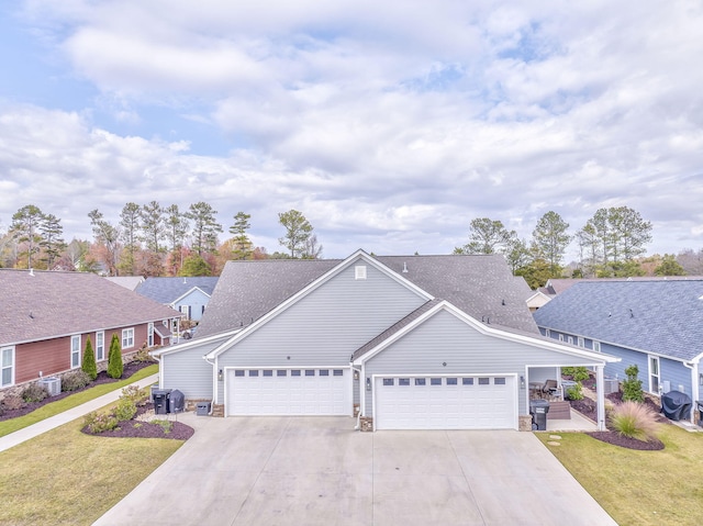 view of front of house featuring a garage and a front yard