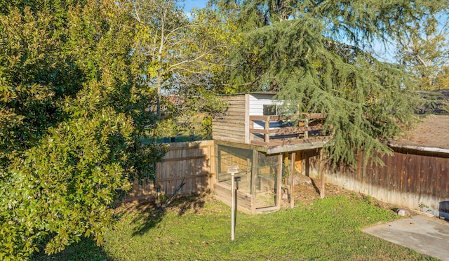 view of yard featuring an outbuilding