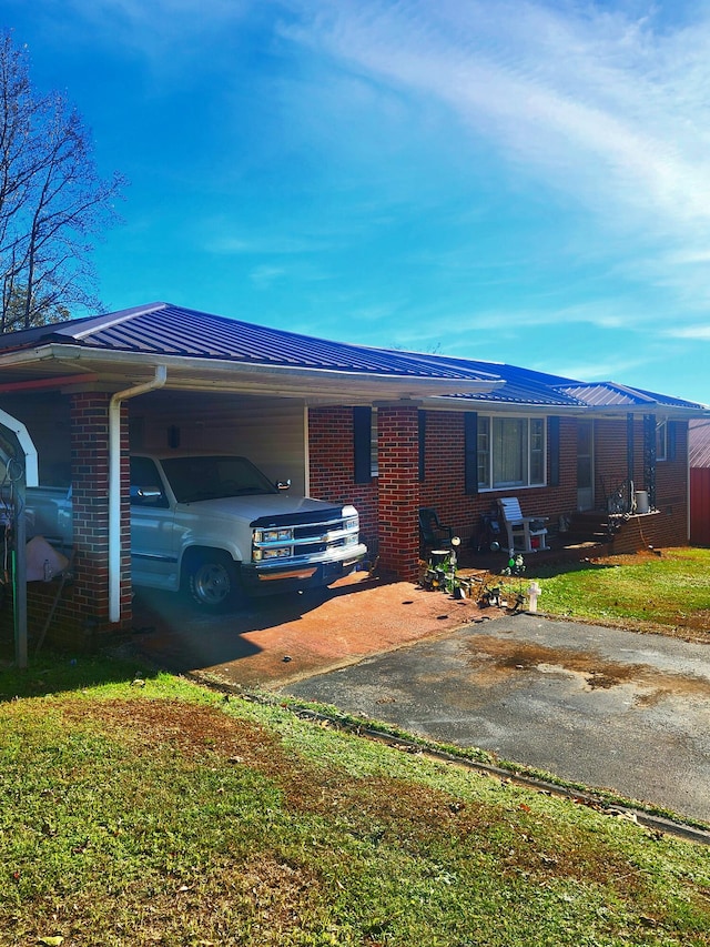 view of front of house with a front lawn and a carport