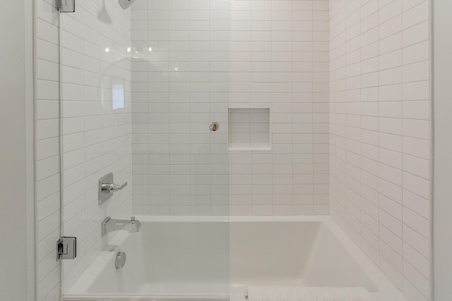 bathroom featuring tiled shower / bath combo