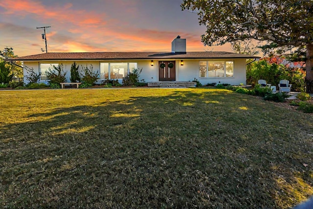 view of front of property featuring a yard