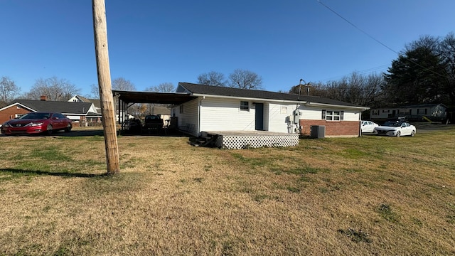 view of front of house featuring a carport, central air condition unit, and a front yard