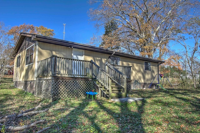 back of house featuring a yard