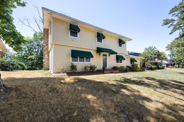 view of front facade featuring a front yard