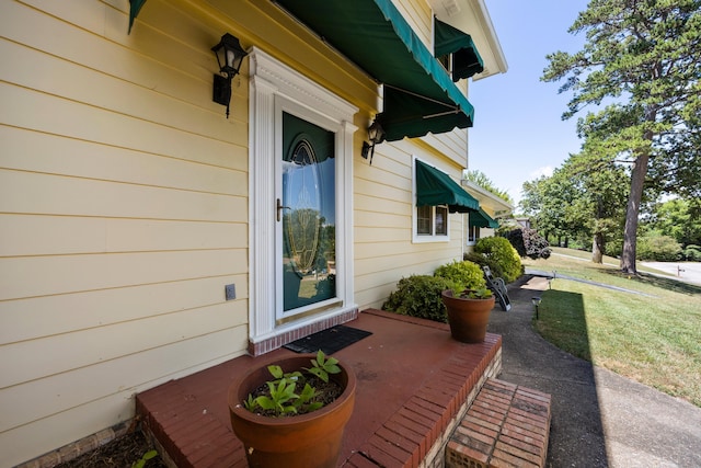 view of side of property featuring a yard