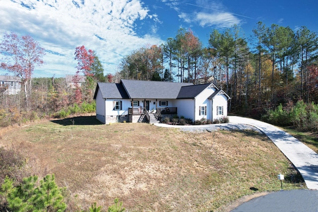 view of front of home featuring a front yard