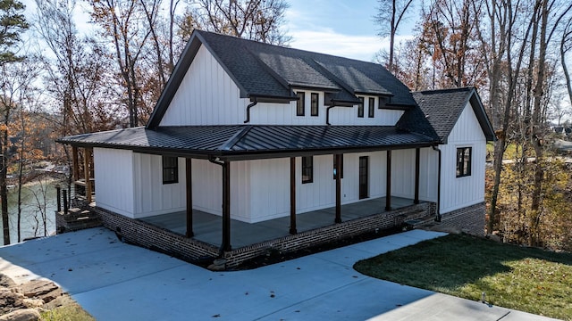 modern farmhouse style home featuring a porch