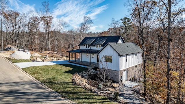 view of front facade featuring covered porch, a garage, and a front lawn