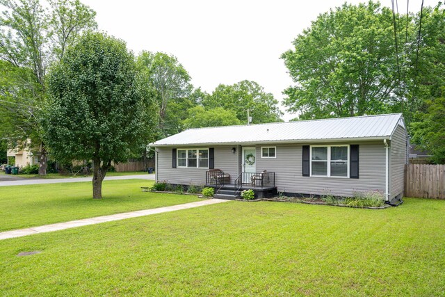 ranch-style home featuring a front lawn