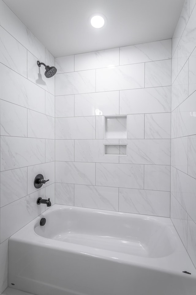 bathroom featuring tiled shower / bath