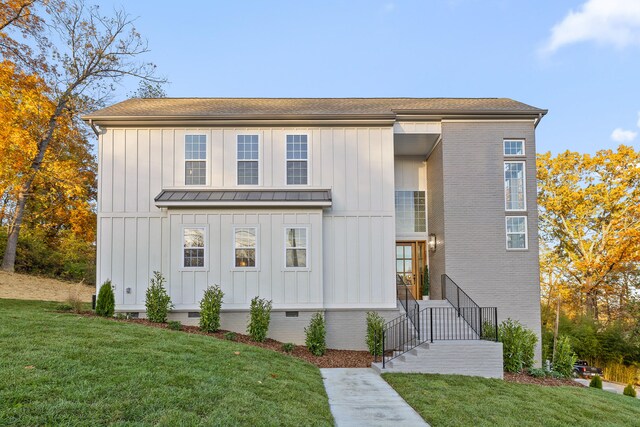 view of front of home featuring a front lawn