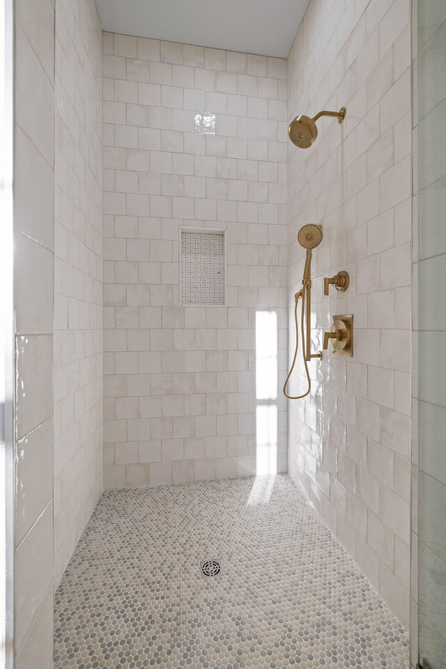 bathroom featuring a tile shower