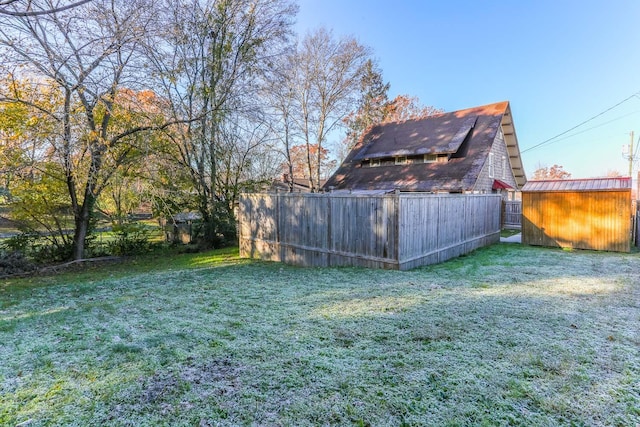 view of yard featuring an outbuilding