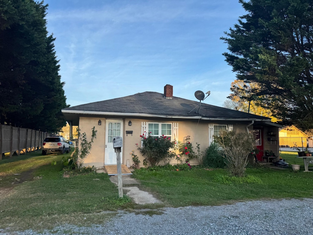 view of front facade featuring a front lawn