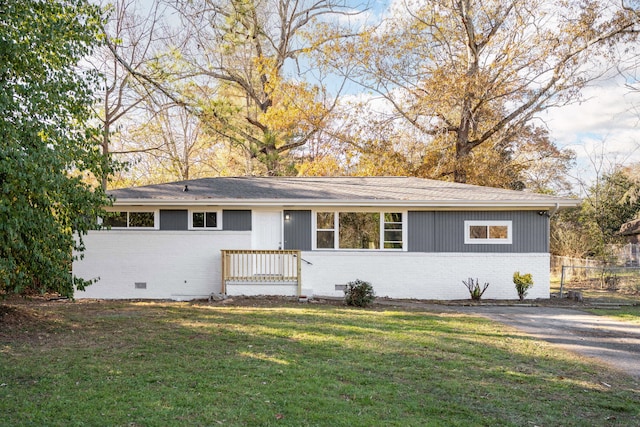 single story home featuring a front lawn