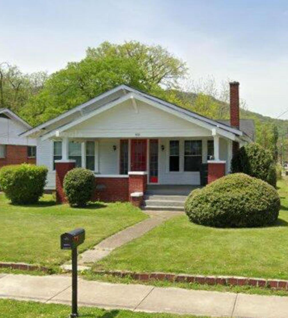 view of front of home featuring a porch and a front lawn