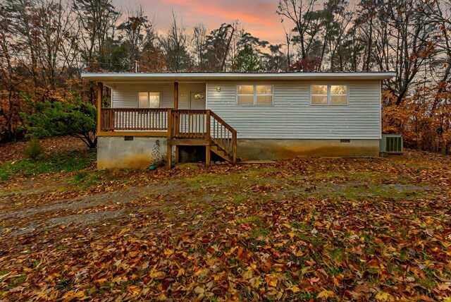 view of front of home featuring crawl space and covered porch