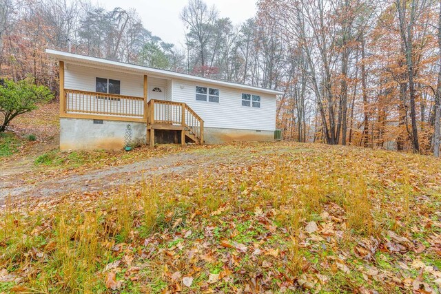 view of front of property featuring crawl space and covered porch