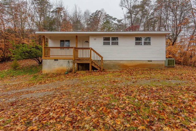 view of front of house with crawl space and covered porch