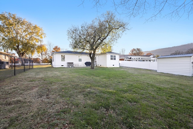 view of yard featuring a storage unit