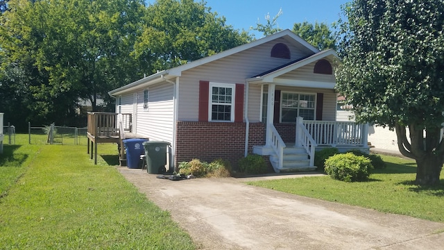 view of front of home featuring a front lawn