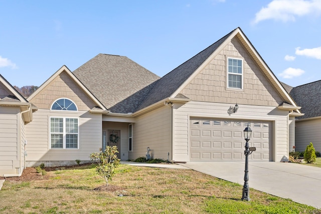 view of front of property featuring a front yard