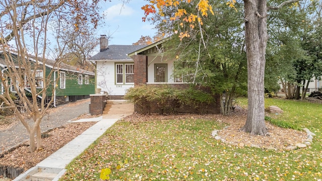 view of front of home featuring a front lawn