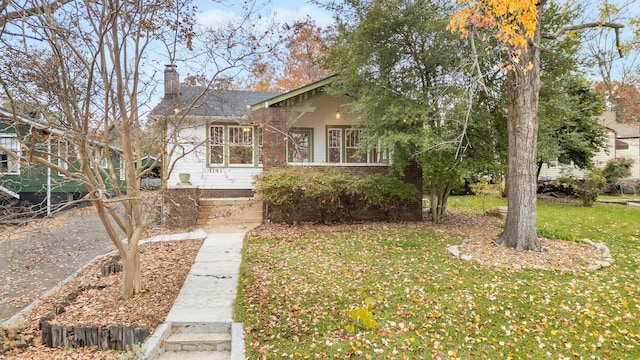 view of front of home with a front lawn